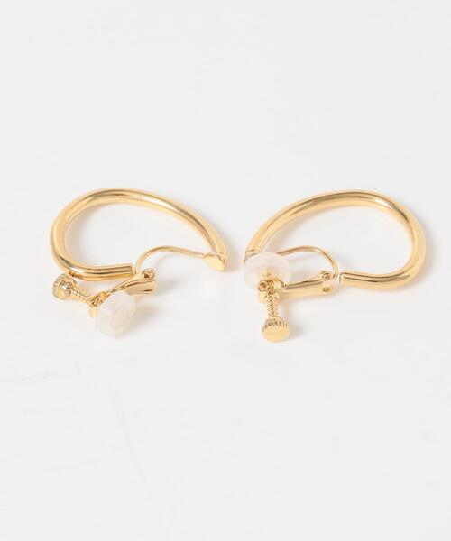 SMELLY（スメリー）の「トライアングルニュアンスフープイヤリング（イヤリング・レディース・ゴールド・-）」の2枚目の写真