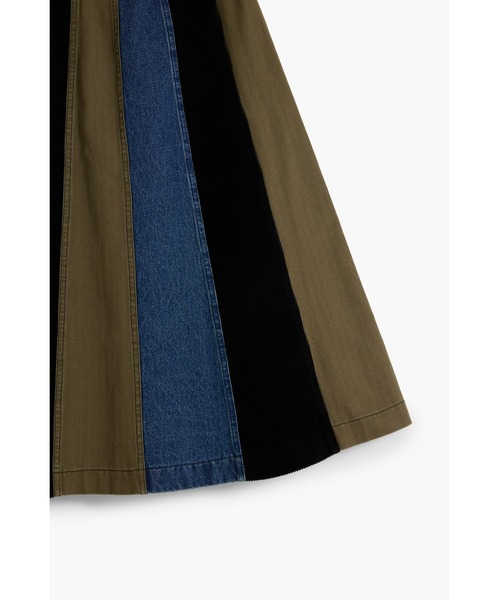 Desigual(デシグアル)の「パッチワーク異素材MIX ミディ丈フレアスカートデニムウエスト(スカート・レディース・グリーン・L/XL/XS/M/S)」の3枚目の写真