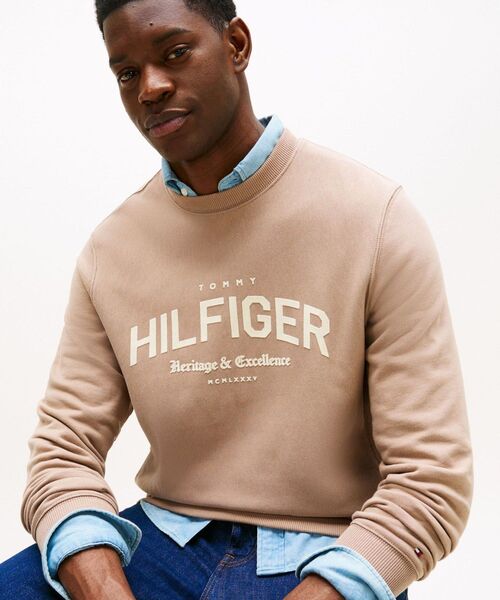 TOMMY HILFIGER(トミーヒルフィガー)の「ヒルフィガーロゴアーチクルーネックスウェットシャツ(スウェット・メンズ・アイボリー/ブラック・X-LARGE/SMALL/MEDIUM/LARGE)」の3枚目の写真
