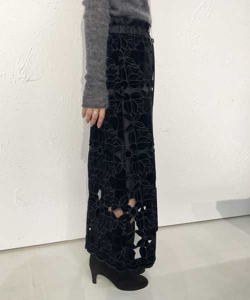 IENA LA BOUCLE(イエナラブークル)の「IENA LA BOUCLE カットワークベロアスカート(スカート・レディース・ブラック・36/38)」の4枚目の写真