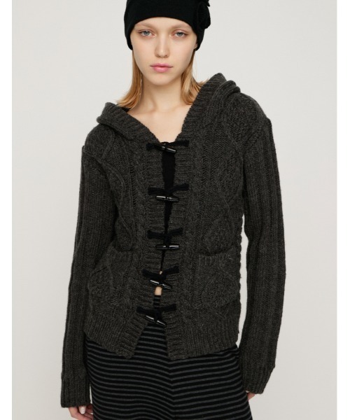 SLY（スライ）の「TOGGLE BUTTON CABLE KNIT C/D トグルボタン ケーブルニット カーデ 秋服 冬服（カーディガン/ボレロ・レディース・ライトブラック/グリーン/ベージュ・FREE）」の2枚目の写真