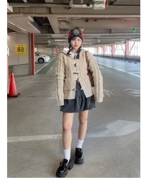 SLY（スライ）の「TOGGLE BUTTON CABLE KNIT C/D トグルボタン ケーブルニット カーデ 秋服 冬服（カーディガン/ボレロ・レディース・ライトブラック/グリーン/ベージュ・FREE）」の18枚目の写真