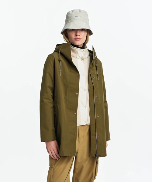 AIGLE(エーグル)の「GORE-TEX ゴアテックス 防水 防風 透湿 ミドル丈ジャケット(マウンテンパーカー・レディース・カーキ/ダークネイビー・40/38/36)」の1枚目の写真