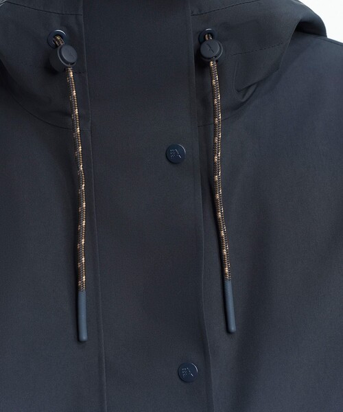 AIGLE(エーグル)の「GORE-TEX ゴアテックス 防水 防風 透湿 ミドル丈ジャケット(マウンテンパーカー・レディース・カーキ/ダークネイビー・40/38/36)」の9枚目の写真
