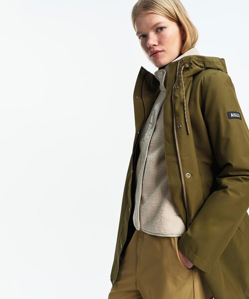 AIGLE(エーグル)の「GORE-TEX ゴアテックス 防水 防風 透湿 ミドル丈ジャケット(マウンテンパーカー・レディース・カーキ/ダークネイビー・40/38/36)」の14枚目の写真