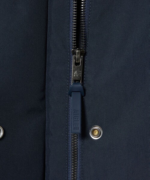 AIGLE(エーグル)の「GORE-TEX ゴアテックス 防水 防風 透湿 ミドル丈ジャケット(マウンテンパーカー・レディース・カーキ/ダークネイビー・40/38/36)」の20枚目の写真