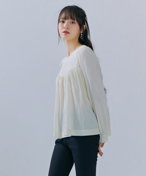 CHASECULT(チェイスカルト)の「レディース シャーリングポイントブラウス-CERG5461B0A(シャツ/ブラウス・レディース・アイボリー・85/90)」の2枚目の写真