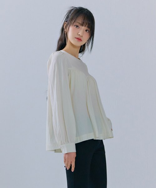 CHASECULT(チェイスカルト)の「レディース シャーリングポイントブラウス-CERG5461B0A(シャツ/ブラウス・レディース・アイボリー・85/90)」の4枚目の写真