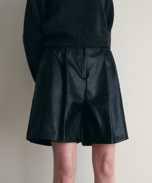 レザー ピンタック ハーフパンツ - ブラック