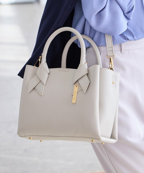 Honeys(ハニーズ)の「リボン風ハンドバッグ(ハンドバッグ・レディース・ブラック/ライトグレー/ライトブラウン/ラベンダー・FREE)」の2枚目の写真