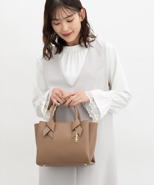 Honeys(ハニーズ)の「リボン風ハンドバッグ(ハンドバッグ・レディース・ブラック/ライトグレー/ライトブラウン/ラベンダー・FREE)」の10枚目の写真