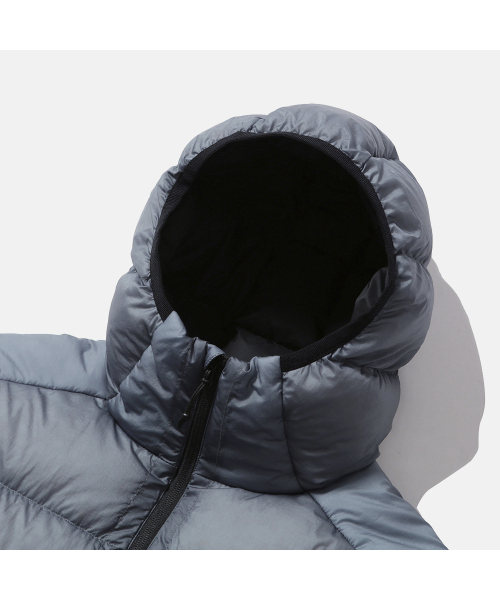 MOIF（モイフ）の「[AW25] HELIUM HOODED DOWN JACKET / SHEER DUSTY BLUE（ダウンジャケット/コート・メンズ・その他・2(M)/3(L)/1(S)）」の3枚目の写真