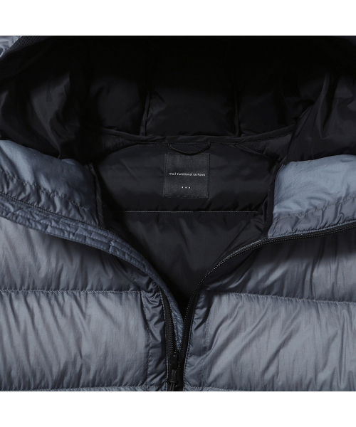MOIF（モイフ）の「[AW25] HELIUM HOODED DOWN JACKET / SHEER DUSTY BLUE（ダウンジャケット/コート・メンズ・その他・2(M)/3(L)/1(S)）」の5枚目の写真