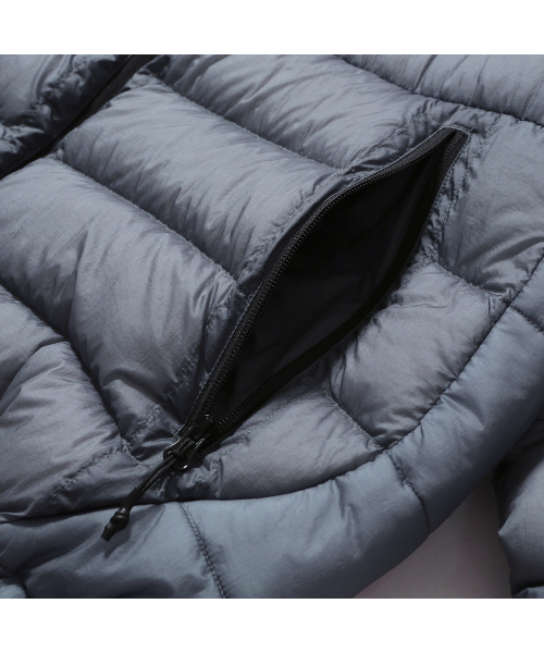 MOIF（モイフ）の「[AW25] HELIUM HOODED DOWN JACKET / SHEER DUSTY BLUE（ダウンジャケット/コート・メンズ・その他・2(M)/3(L)/1(S)）」の6枚目の写真