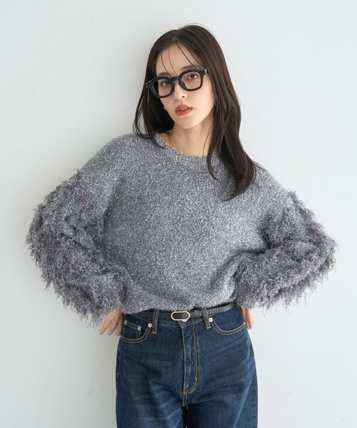 YECCA VECCA（イェッカヴェッカ）の「ラメフェザー袖フリンジニット（ニット/セーター・レディース・ブルー/チャコールグレー/アイボリー・FREE）」の3枚目の写真