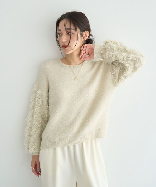 YECCA VECCA（イェッカヴェッカ）の「ラメフェザー袖フリンジニット（ニット/セーター・レディース・ブルー/チャコールグレー/アイボリー・FREE）」の2枚目の写真