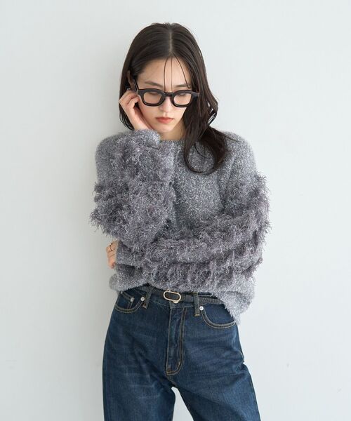 YECCA VECCA（イェッカヴェッカ）の「ラメフェザー袖フリンジニット（ニット/セーター・レディース・ブルー/チャコールグレー/アイボリー・FREE）」の4枚目の写真