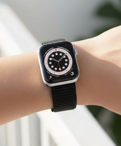 Fun & Daily（ファンアンドデイリー）の「Apple Watch スポーツナイロンバンド（デジタル腕時計・メンズ・カーキ/ブラック/オレンジ/ブルー/グレー/ピンク/パープル・A/B）」の2枚目の写真