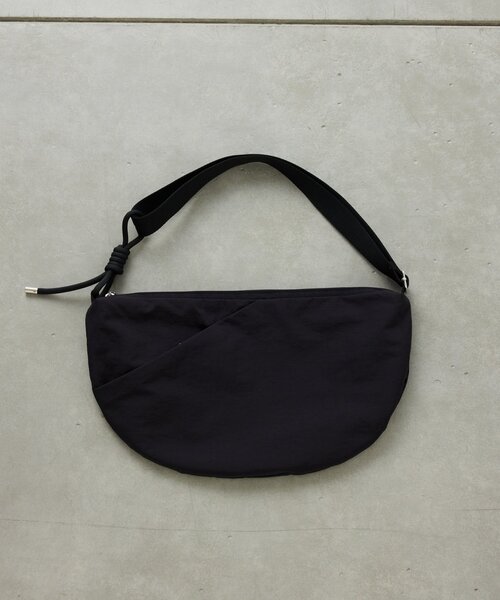 GALLARDAGALANTE（ガリャルダガランテ）の「【WEB限定】【撥水加工】ナイロンクロスボディ（ショルダーバッグ・レディース・キャメル/ブラック・FREE）」の4枚目の写真