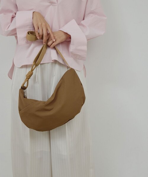 GALLARDAGALANTE（ガリャルダガランテ）の「【WEB限定】【撥水加工】ナイロンクロスボディ（ショルダーバッグ・レディース・キャメル/ブラック・FREE）」の7枚目の写真