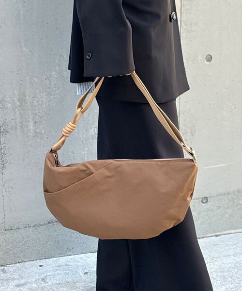 GALLARDAGALANTE（ガリャルダガランテ）の「【WEB限定】【撥水加工】ナイロンクロスボディ（ショルダーバッグ・レディース・キャメル/ブラック・FREE）」の9枚目の写真