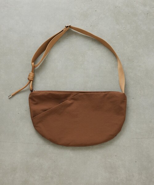 GALLARDAGALANTE（ガリャルダガランテ）の「【WEB限定】【撥水加工】ナイロンクロスボディ（ショルダーバッグ・レディース・キャメル/ブラック・FREE）」の10枚目の写真