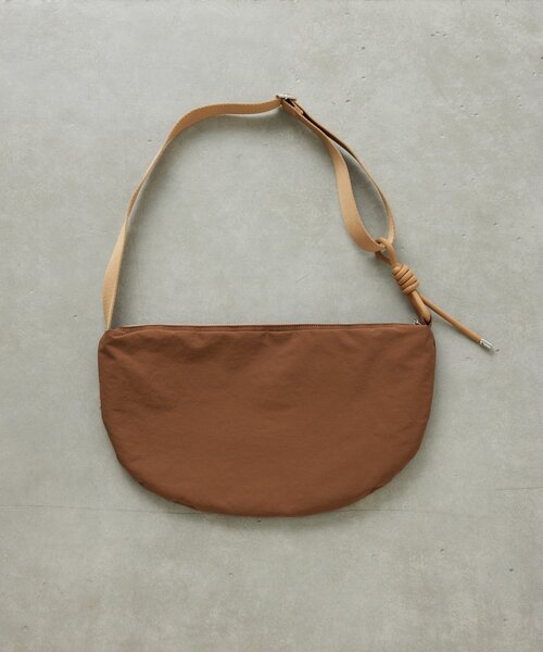 GALLARDAGALANTE（ガリャルダガランテ）の「【WEB限定】【撥水加工】ナイロンクロスボディ（ショルダーバッグ・レディース・キャメル/ブラック・FREE）」の11枚目の写真