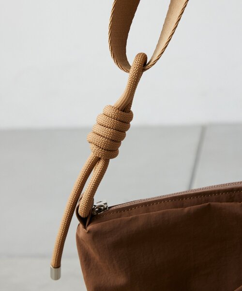 GALLARDAGALANTE（ガリャルダガランテ）の「【WEB限定】【撥水加工】ナイロンクロスボディ（ショルダーバッグ・レディース・キャメル/ブラック・FREE）」の16枚目の写真