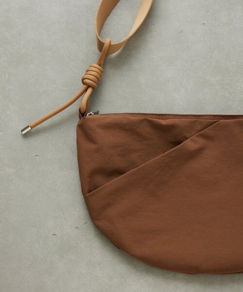 GALLARDAGALANTE（ガリャルダガランテ）の「【WEB限定】【撥水加工】ナイロンクロスボディ（ショルダーバッグ・レディース・キャメル/ブラック・FREE）」の17枚目の写真