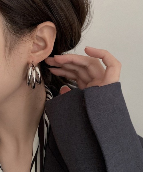 yu-ka(ユーカ)の「YU-KA:トリプルラインフープピアス triple line hoop pierce(ピアス(両耳用)・レディース・ゴールド/シルバー・FREE)」の1枚目の写真