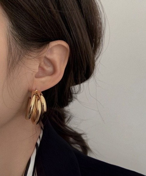 yu-ka(ユーカ)の「YU-KA:トリプルラインフープピアス triple line hoop pierce(ピアス(両耳用)・レディース・ゴールド/シルバー・FREE)」の2枚目の写真