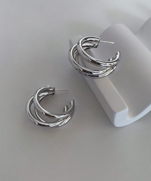 yu-ka(ユーカ)の「YU-KA:トリプルラインフープピアス triple line hoop pierce(ピアス(両耳用)・レディース・ゴールド/シルバー・FREE)」の4枚目の写真