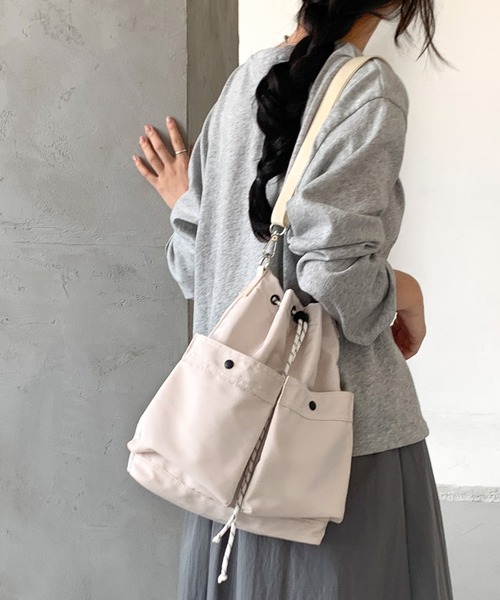 FINEnough(ファインナフ)の「カラーザイルアウトポケットショルダーバッグ(ショルダーバッグ・レディース・カーキ/ブラック/ホワイト/ベージュ・FREE)」の2枚目の写真