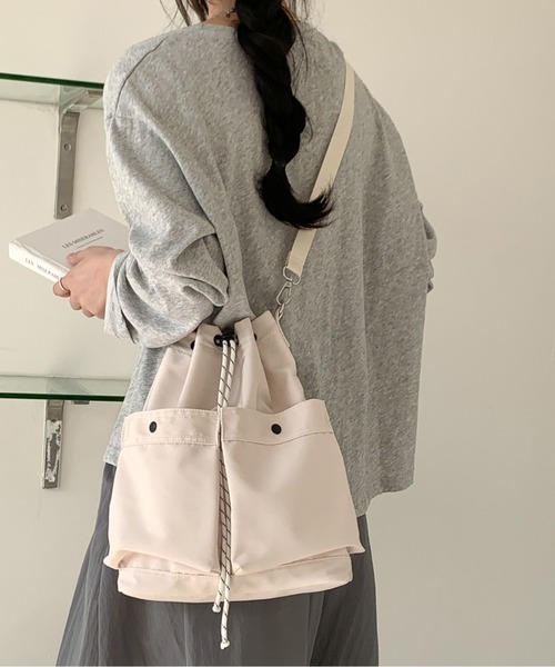 FINEnough(ファインナフ)の「カラーザイルアウトポケットショルダーバッグ(ショルダーバッグ・レディース・カーキ/ブラック/ホワイト/ベージュ・FREE)」の5枚目の写真