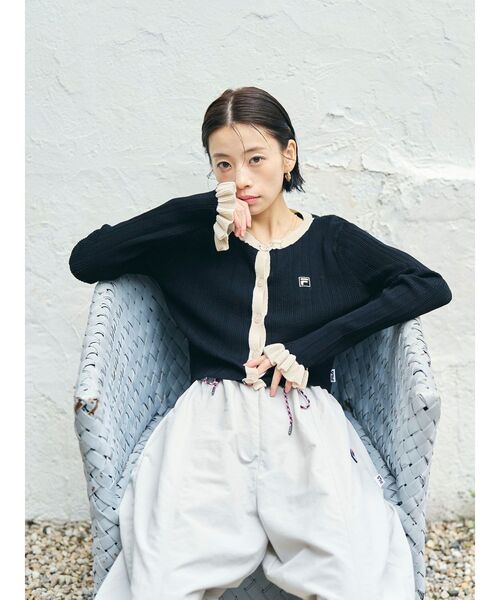 LAGUNAMOON(ラグナムーン)の「【FILA別注】ドライタッチバイカラーフリルデザインニットカーディガン(カーディガン/ボレロ・レディース・その他1/ベージュ/ブラック・FREE)」の4枚目の写真