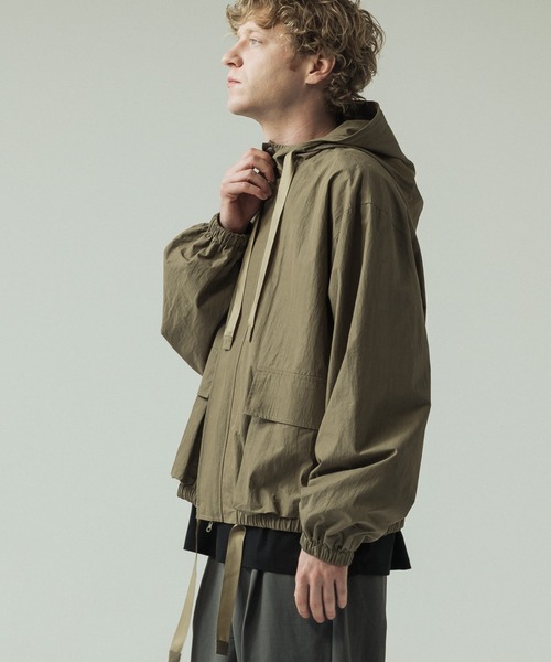 SLICK（スリック）の「【SLICK/スリック】N/C Micro Hooded Short Blouson/ナイロンコットン マイクロリップストップ フーデッドショートブルゾン（ブルゾン・メンズ・カーキ/ブラック・1/3/2）」の2枚目の写真