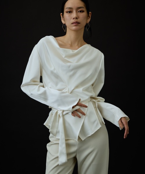 DRWCYS（ドロシーズ）の「ソフトドレープラップサテンブラウス（シャツ/ブラウス・レディース・アイボリー/ブラック・FREE）」の10枚目の写真