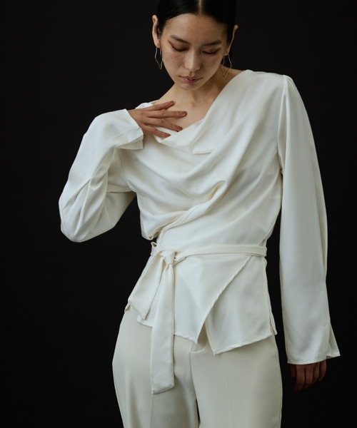 DRWCYS（ドロシーズ）の「ソフトドレープラップサテンブラウス（シャツ/ブラウス・レディース・アイボリー/ブラック・FREE）」の13枚目の写真