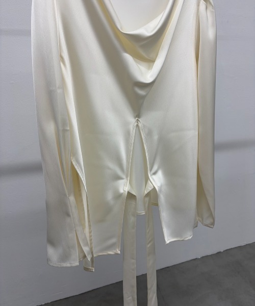 DRWCYS（ドロシーズ）の「ソフトドレープラップサテンブラウス（シャツ/ブラウス・レディース・アイボリー/ブラック・FREE）」の9枚目の写真