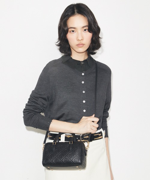 TORY BURCH(トリーバーチ)の「Tモノグラム ペブルド プチバレルバッグ(ショルダーバッグ・レディース・ブラック・ONE SIZE)」の2枚目の写真