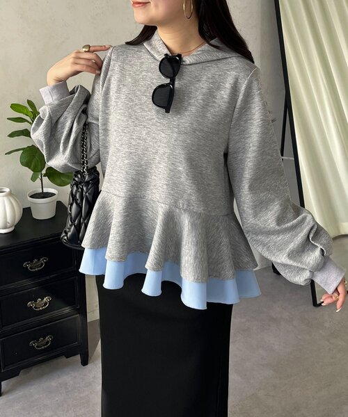 prose verse(プロズヴェール)の「裾レイヤードフリルペプラムパーカー(パーカー・レディース・ブラック/グレー・LARGE/MEDIUM)」の1枚目の写真