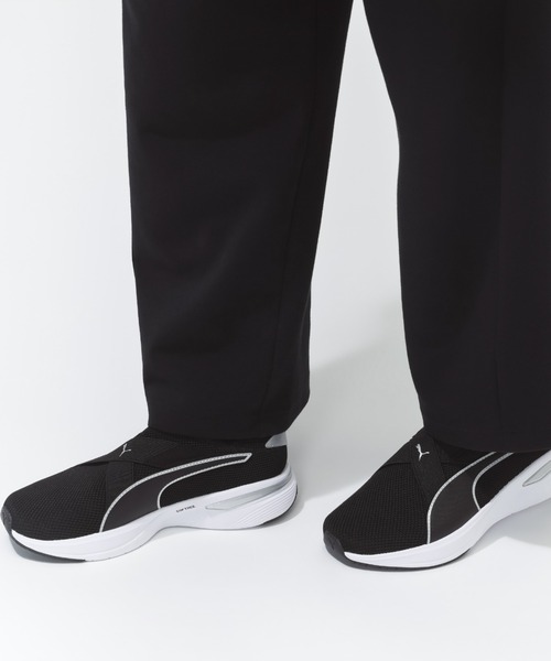 PUMA(プーマ)の「プーマ PUMA SOFTRIDE チャーム EASE IN(スニーカー・レディース・ブラック・23.0cm/23.5cm/24.0cm/24.5cm/25.0cm/25.5cm/26.0cm)」の1枚目の写真