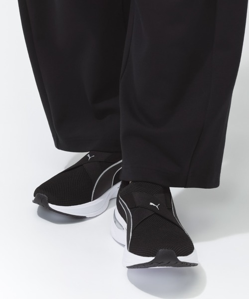 PUMA(プーマ)の「プーマ PUMA SOFTRIDE チャーム EASE IN(スニーカー・レディース・ブラック・23.0cm/23.5cm/24.0cm/24.5cm/25.0cm/25.5cm/26.0cm)」の2枚目の写真