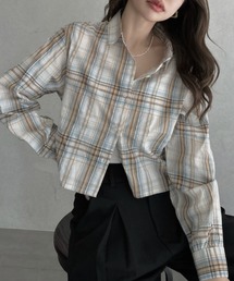 抜け感たっぷりなショート丈チェックシャツ