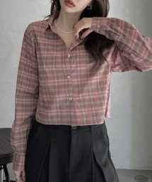 抜け感たっぷりなショート丈チェックシャツ