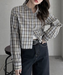 抜け感たっぷりなショート丈チェックシャツ