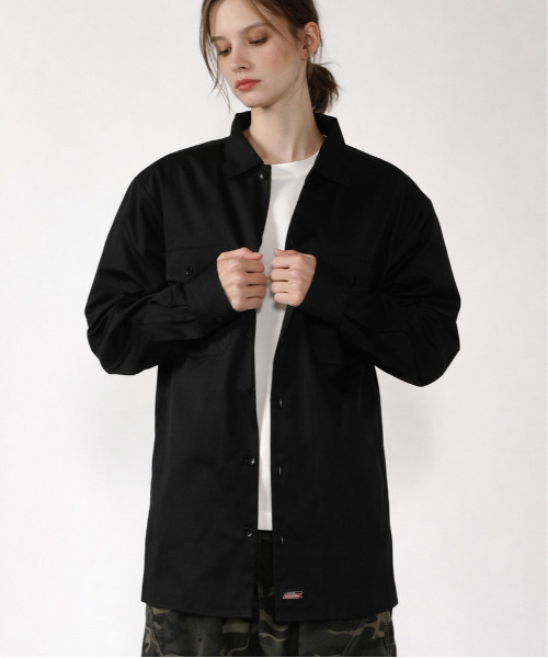 Dickies(ディッキーズ)の「【neos】GENUINE DICKIES ジェニュイン ディッキーズ ルーズシルエット ワンポイント ロゴ ツイル ワークシャツ(シャツ/ブラウス・メンズ・ベージュ/ブラック/カーキ/チャコールグレー・MEDIUM/LARGE/X-LARGE)」の2枚目の写真