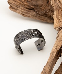 「Indian Jewelry/インディアンジュエリー」カルヴィンマルチネス 1.2インチバングル w/ブラックロジウムコーディング