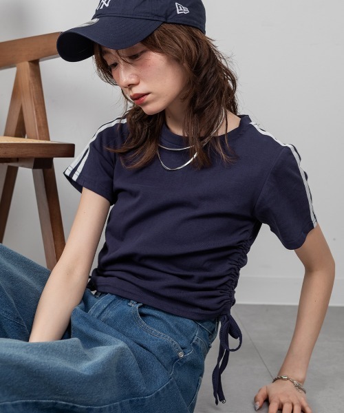 mellomela.(メロメラ)の「サイドライン クロップド Tシャツ(Tシャツ/カットソー・レディース・ブラック/ホワイト/グレー/ネイビー・FREE)」の4枚目の写真