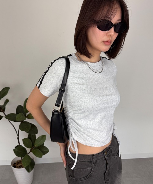 mellomela.(メロメラ)の「サイドライン クロップド Tシャツ(Tシャツ/カットソー・レディース・ブラック/ホワイト/グレー/ネイビー・FREE)」の3枚目の写真